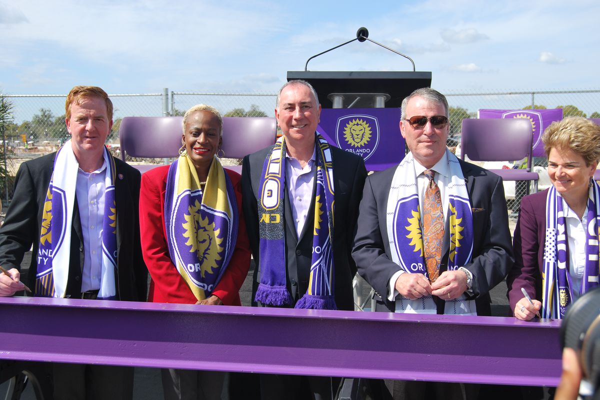 Barton Mallow VP David Price, Commissioner Regina Hill, President Phil Rawlins & Orlando Mayor Buddy Dyer sign the Purple Beam