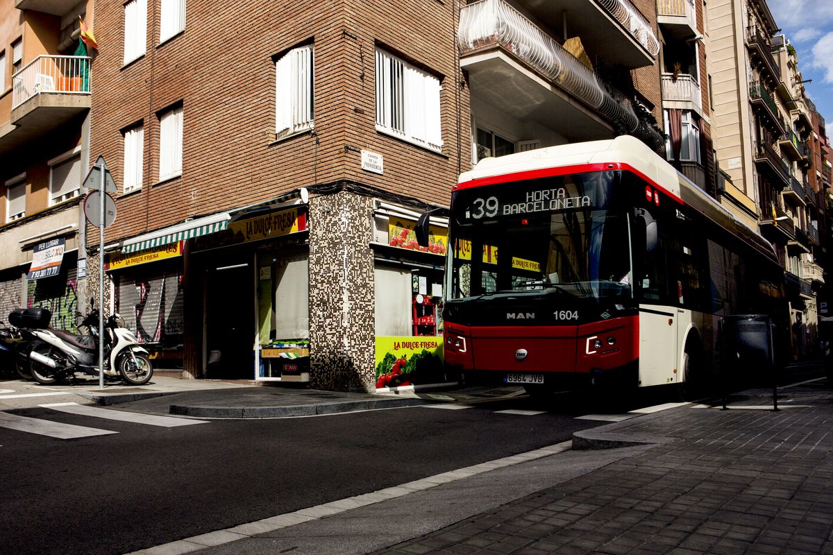 A bus at the edge of the Gracia superblock.