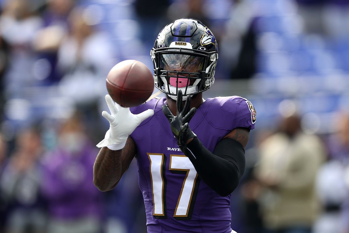 Le’Veon Bell #17 of the Baltimore Ravens catches the ball in warm ups before the start of their game against the Cincinnati Bengals at M&amp;T Bank Stadium on October 24, 2021 in Baltimore, Maryland.