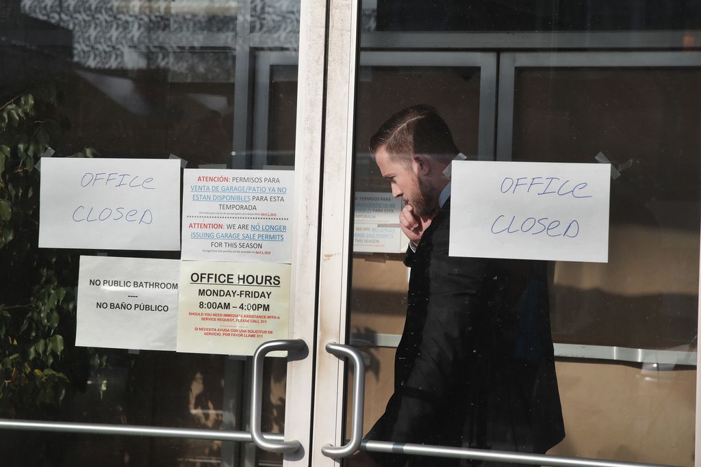 Federal agents leave the Southside office of 14th Ward Alderman Ed Burke. | Scott Olson/Getty Images