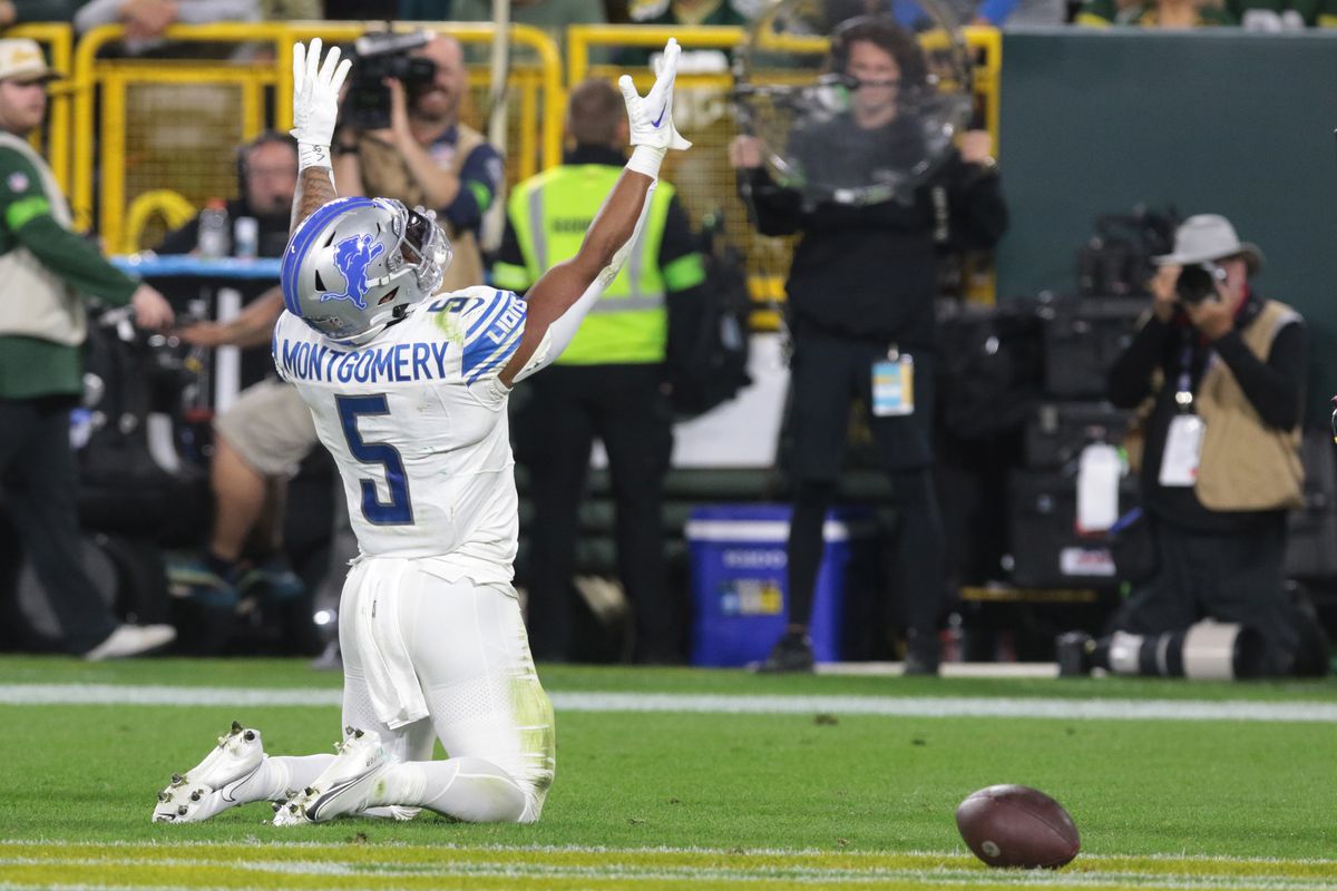 Detroit Lions running back David Montgomery (5) celebrates his touchdown during a game between the Green Bay Packers and the Detroit Lions on September 28, 2023 at Lambeau Field in Green Bay, WI.