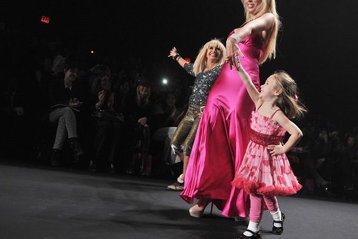 Betsey Johnson promenades with her daughter and granddaughter. Image via Getty.