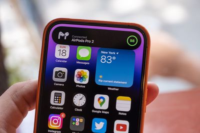 A photo of Apple’s iPhone 14 Pro Max displaying the new animation that appears in the Dynamic Island when AirPods are connected.