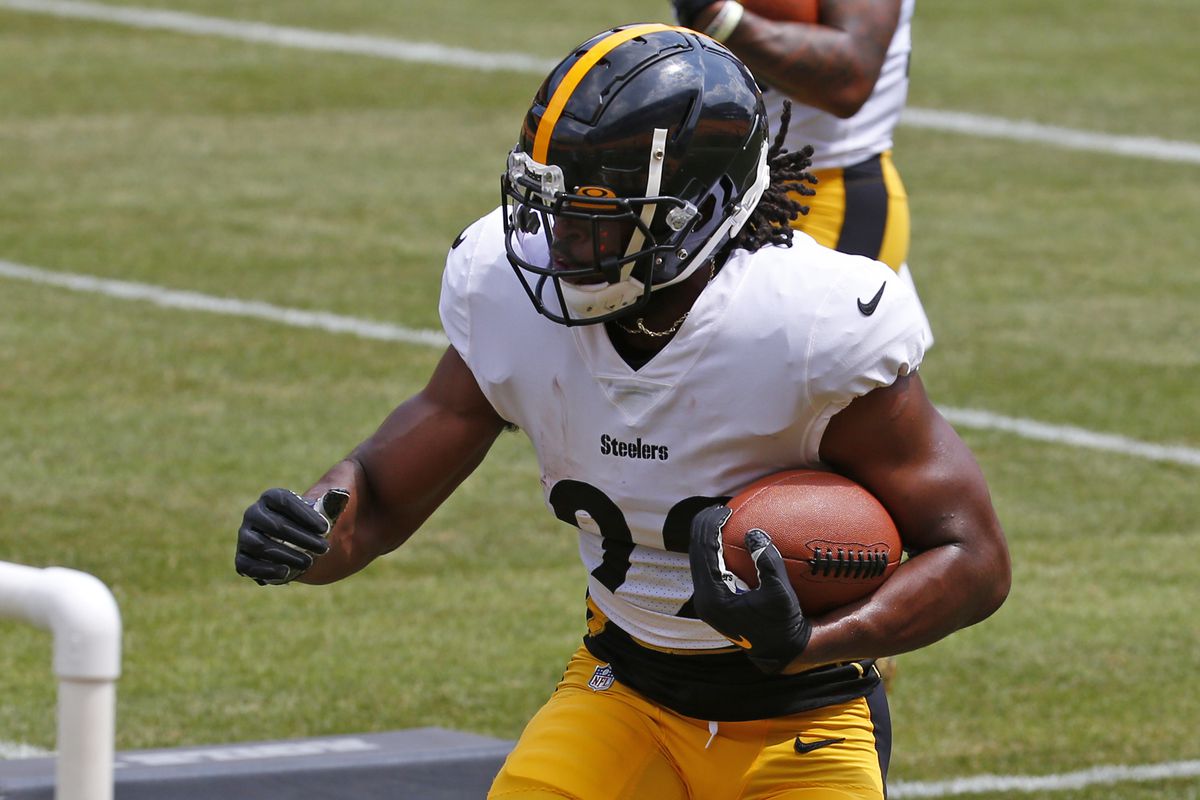 Najee Harris #22 of the Pittsburgh Steelers in action during training camp at Heinz Field on July 28, 2021 in Pittsburgh, Pennsylvania.