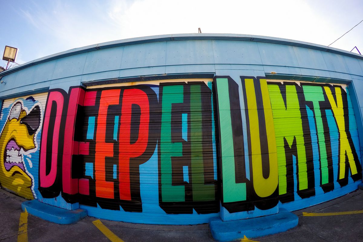 A mural that reads “Deep Ellum TX”