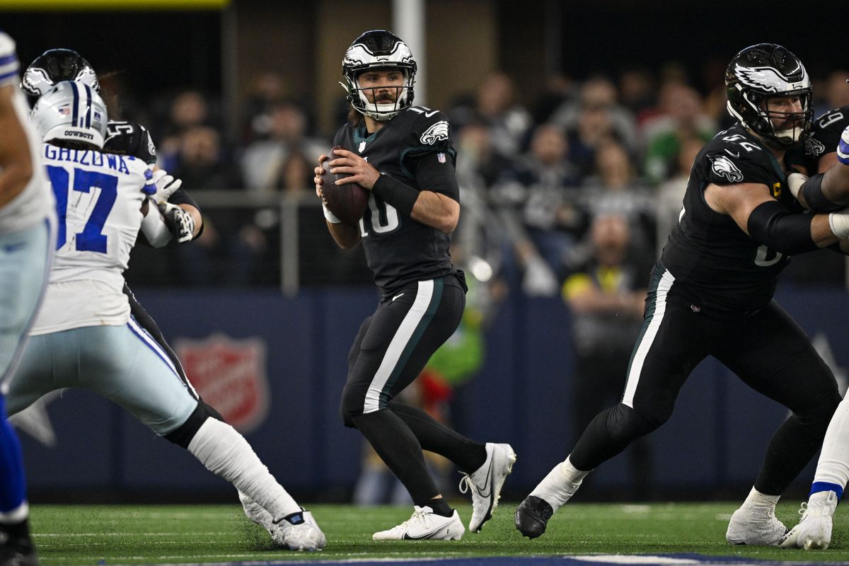 Philadelphia Eagles quarterback Gardner Minshew (10) drops back to pass against the Dallas Cowboys during the second quarter at AT&amp;T Stadium.