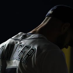 Mitch Haniger #17 of the Seattle Mariners takes the field during the ninth inning against the Texas Rangers