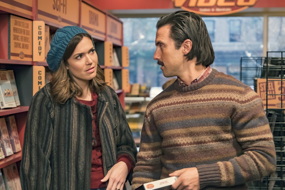 Mandy Moore as Rebecca Pearson and Milo Ventimiglia as Jack Pearson in season 2 of This Is Us.