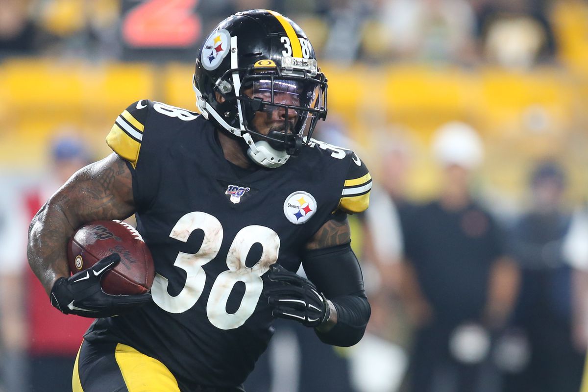 Pittsburgh Steelers running back Jaylen Samuels rushes the ball against the Cincinnati Bengals during the first quarter at Heinz Field.