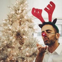 Reindeer kissy faces + tree = Christmas selfie magic. <a href="https://twitter.com/MarcJacobsIntl/status/403257923389767681/photo/1">Twitter/@MarcJacobsIntl
</a> 