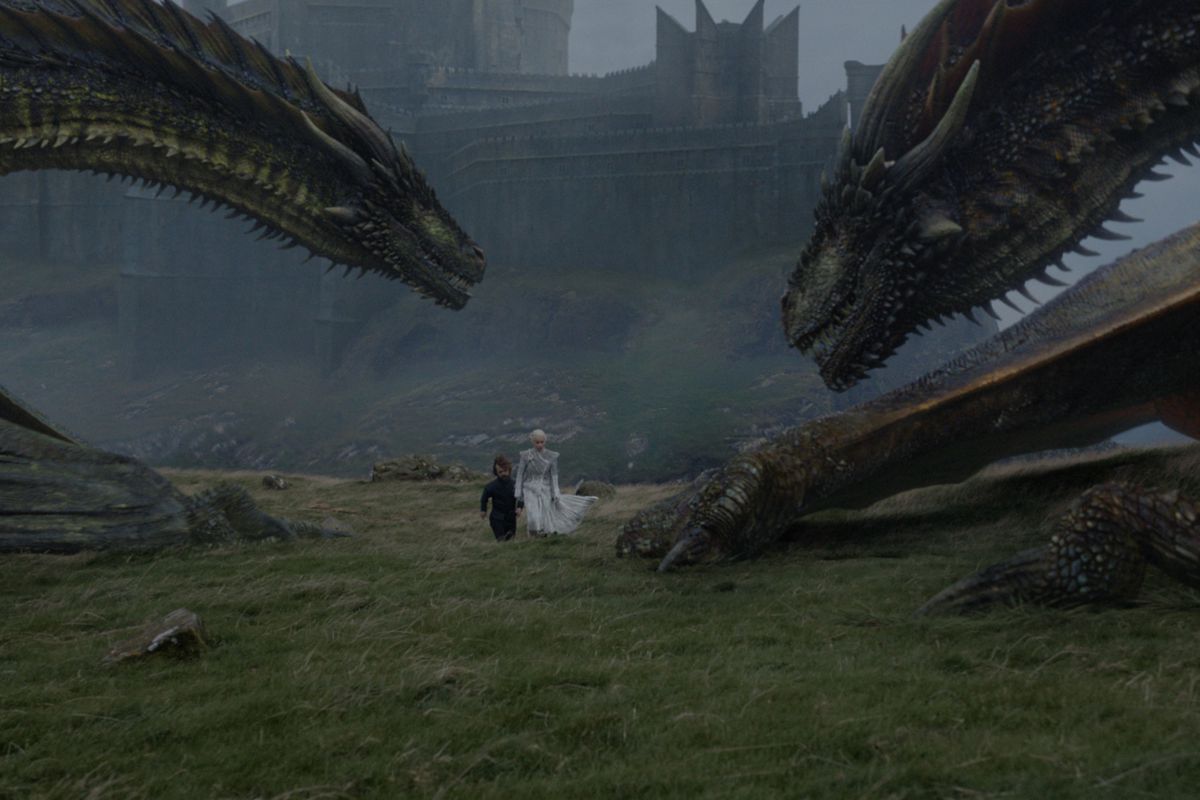 Game of Thrones 706 - Daenerys and Tyrion walking among two dragons