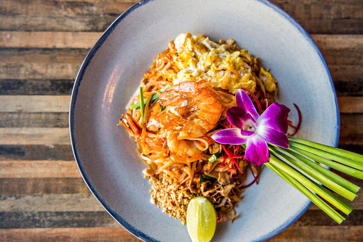 A photo of the Pad Thai Goong with a stir fry of small rice noodles, prawns, bean sprouts, chives and peanuts.
