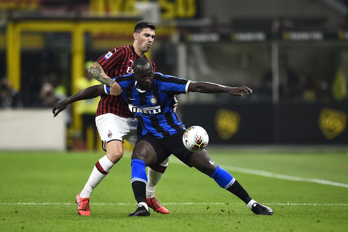 Romelu Lukaku (R) of FC Internazionale competes for the ball...
