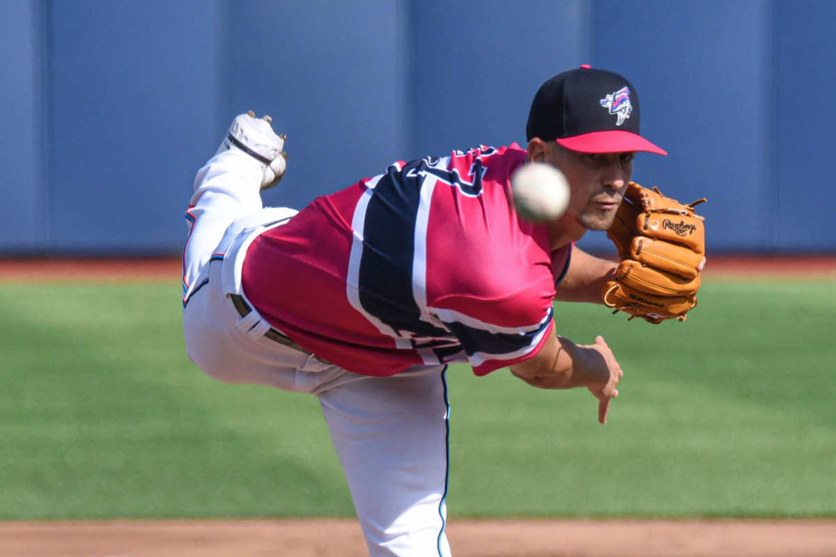 Pensacola Blue Wahoos right-handed pitcher Bryan Hoeing