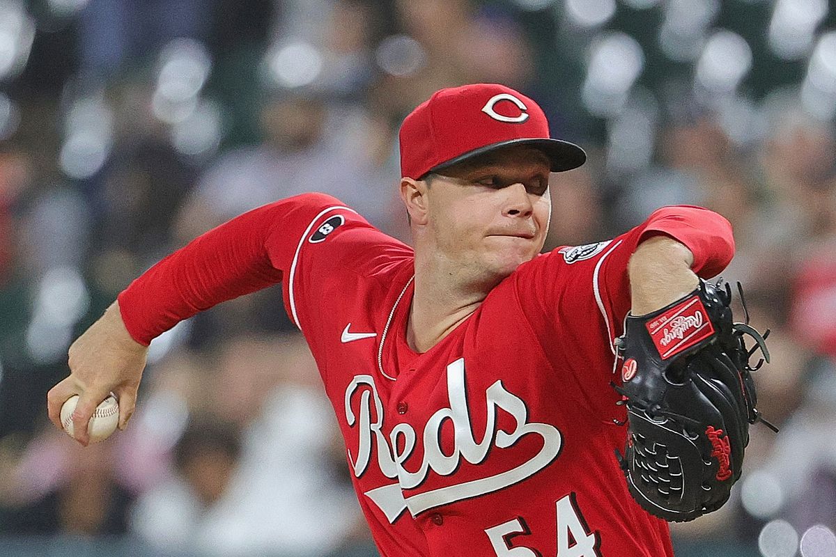 Starting pitcher Sonny Gray #54 of the Cincinnati Reds delivers the ball against the Chicago White Sox at Guaranteed Rate Field on September 29, 2021 in Chicago, Illinois.