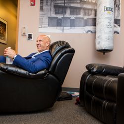 Kaplan watches the Cubs game in the green room before the start of his show. | James Foster/For the Sun-Times