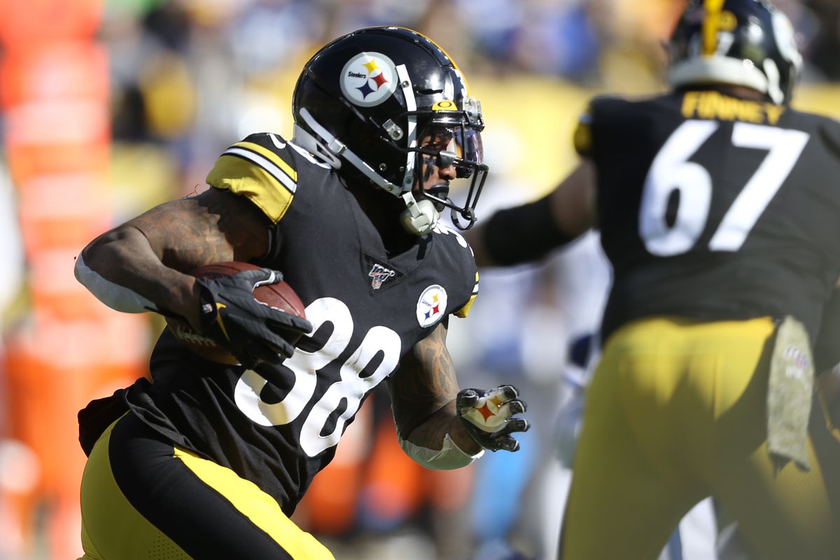 Pittsburgh Steelers running back Jaylen Samuels rushes the ball against the Indianapolis Colts during the first quarter at Heinz Field.&nbsp;