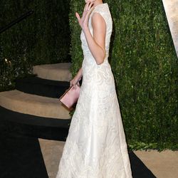 Alison Williams in classic white Valentino with a cool brocade-ish texture. 