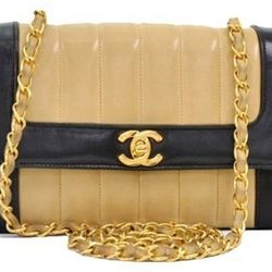 <a href="http://f.curbed.cc/f/Portero_SP_RackedALL_080713_ChanelVintageBag">Chanel Vintage Black & Beige Vertical Leather Shoulder Bag - 30% OFF</a>