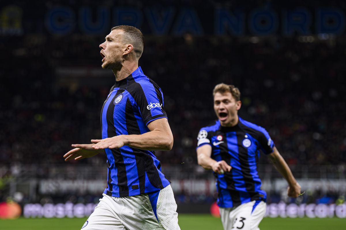 Edin Dzeko (L) of FC Internazionale celebrates with Nicolo...