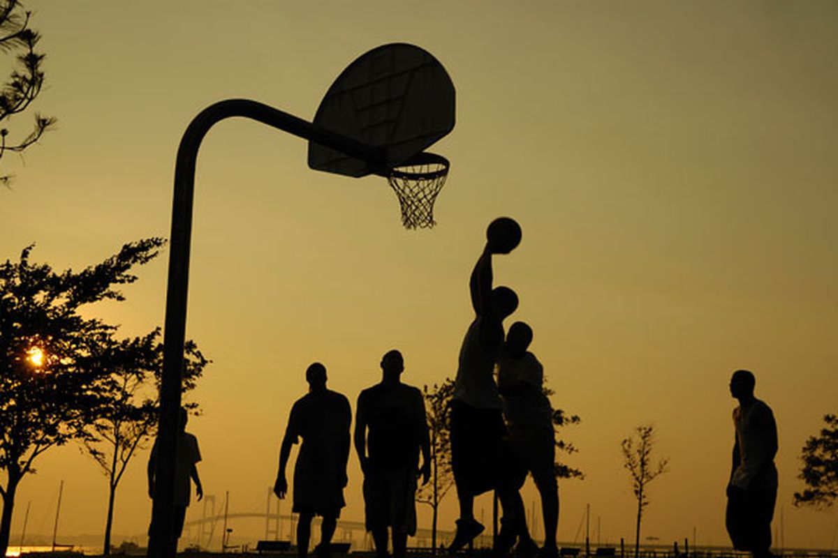 via <a href="http://tipsanddrills.com/basketball/wp-content/uploads/2010/04/Basketball-Training-Aids.jpg">tipsanddrills.com</a>