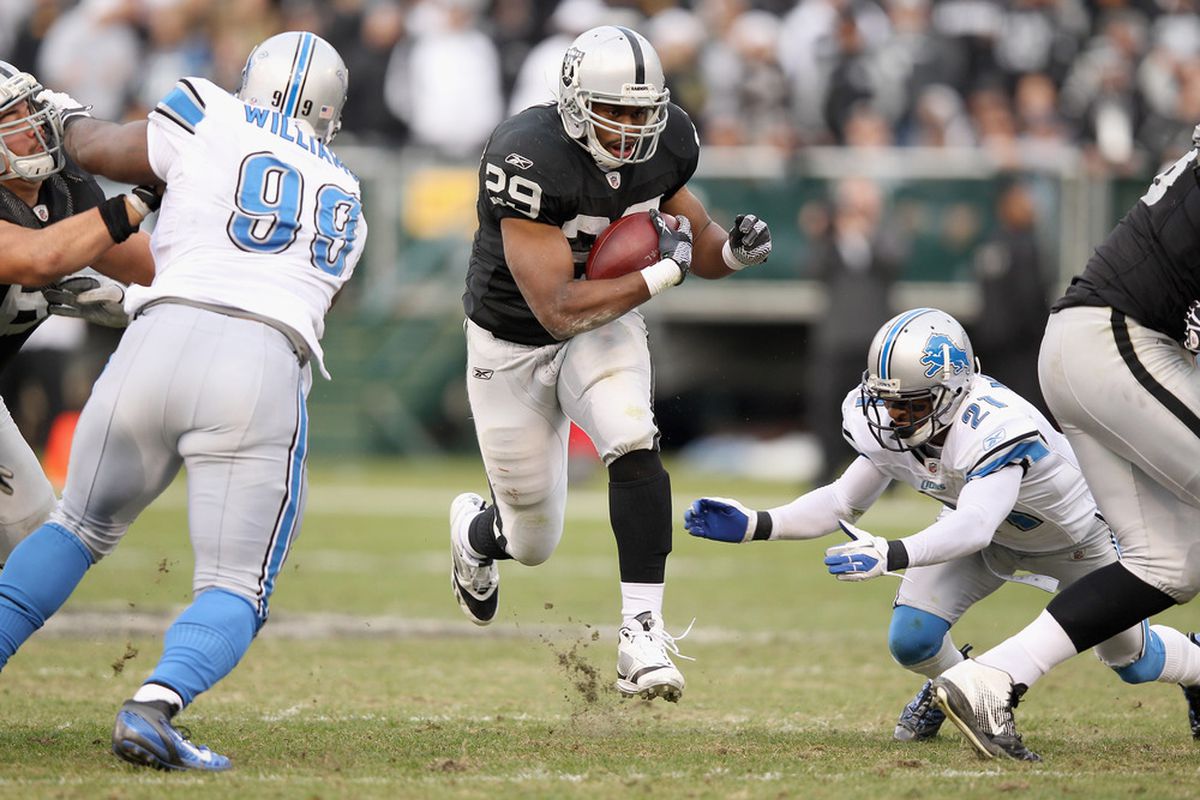 OAKLAND, CA - DECEMBER 18:  Michael Bush #29 of the Oakland Raiders runs with the ball against the Detroit Lions at O.co Coliseum on December 18, 2011 in Oakland, California.  (Photo by Ezra Shaw/Getty Images)