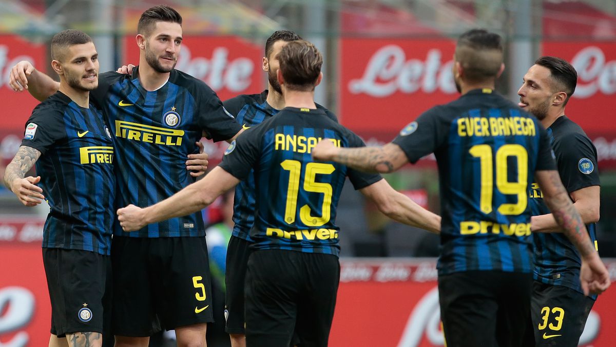 MILAN, ITALY - MARCH 12:  Roberto Gagliardini of FC Internazionale Milano (2nd L) celebrates his goal with his team-mate Mauro Emanuel Icardi (L) during the Serie A match between FC Internazionale and Atalanta BC at Stadio Giuseppe Meazza on March 12, 2017 in Milan, Italy.  (Photo by Emilio Andreoli/Getty Images)