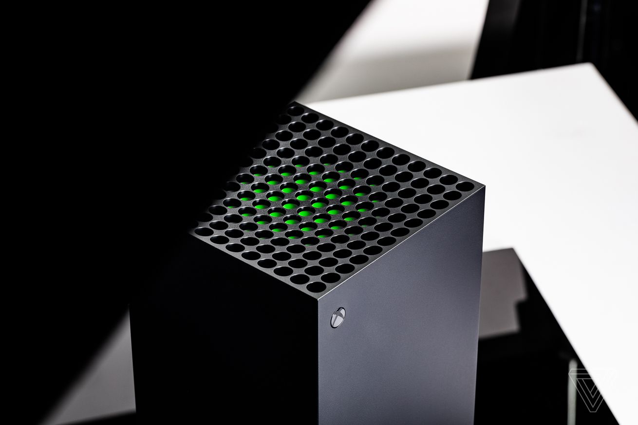 Imagem do Xbox Series X, mostrando o botão liga/desliga e a ventilação.