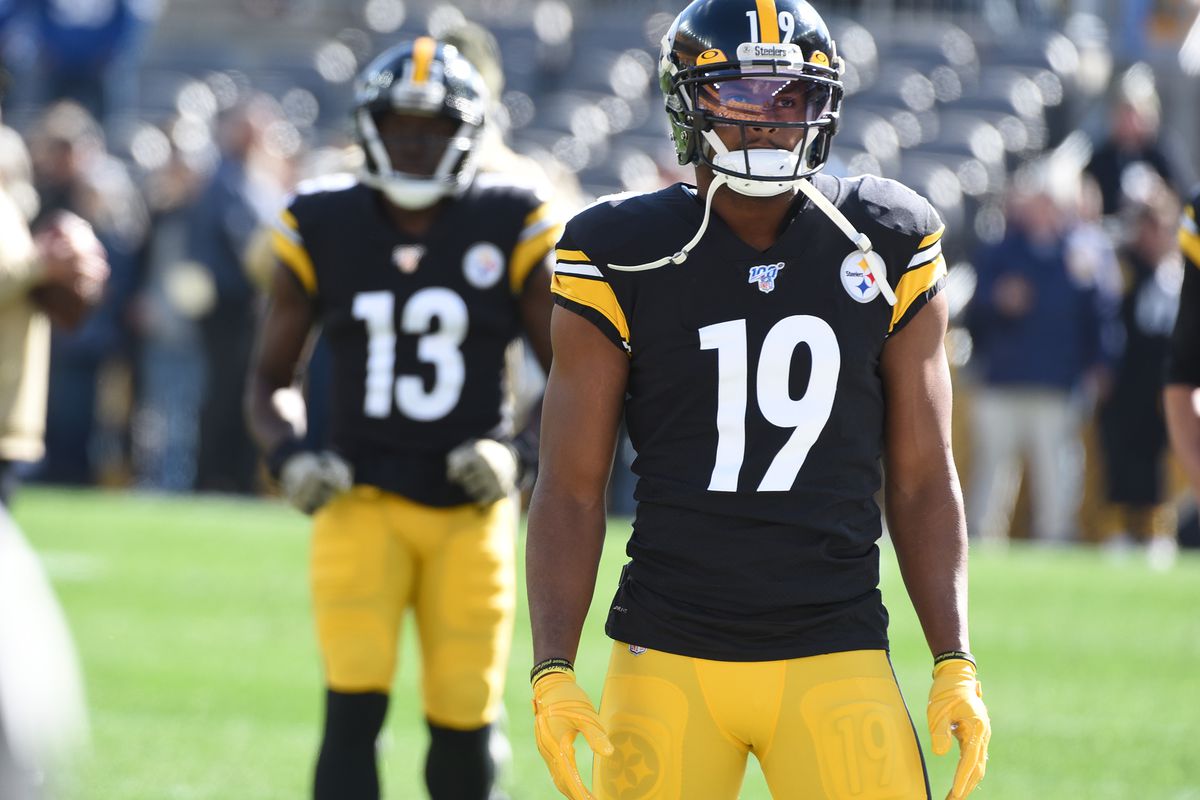 Pittsburgh Steelers wide receiver JuJu Smith-Schuster warms up before playing the Indianapolis Colts at Heinz Field.