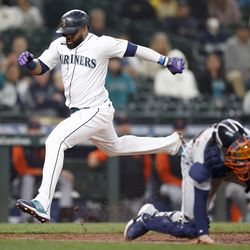 Carlos Santana #41 of the Seattle Mariners scores in the sixth inning