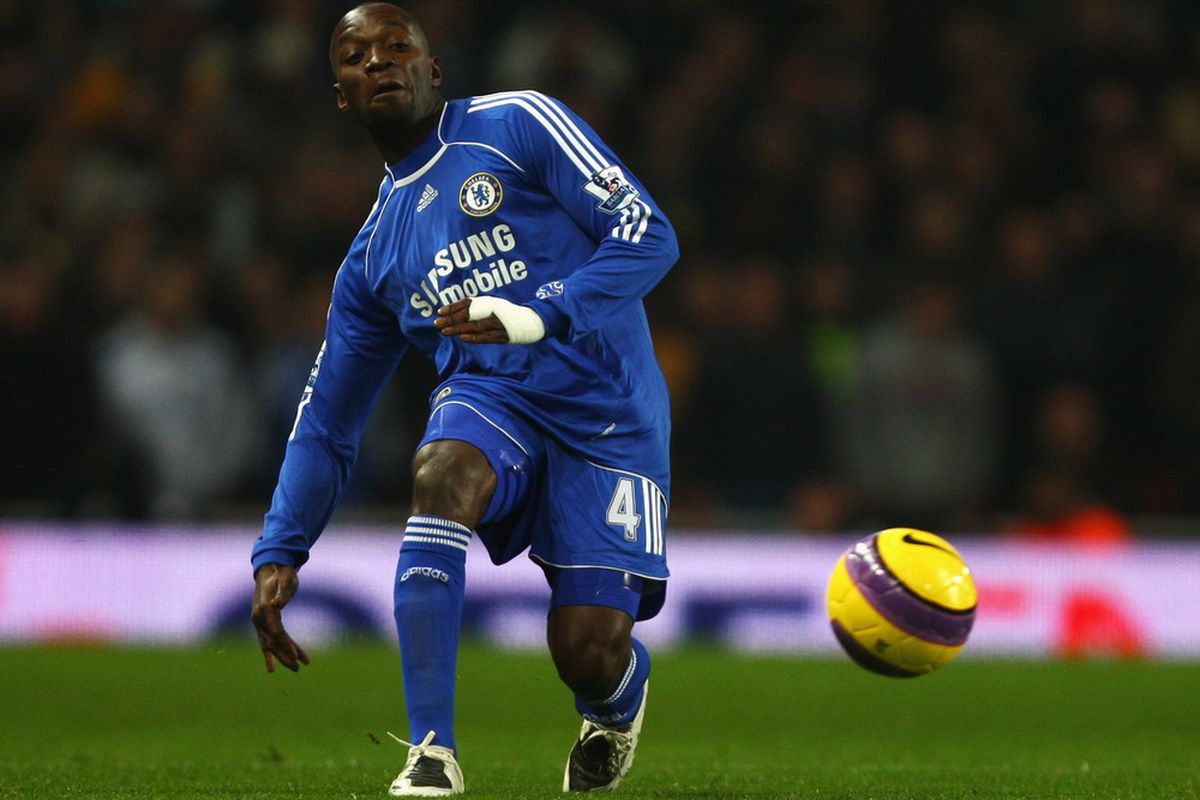 LONDON - DECEMBER 16: Claude Makelele of Chelsea in action during the Barclays Premier League match between Arsenal and Chelsea at the Emirates Stadium on December 16, 2007 in London, England. (Photo by Mike Hewitt/Getty Images)
