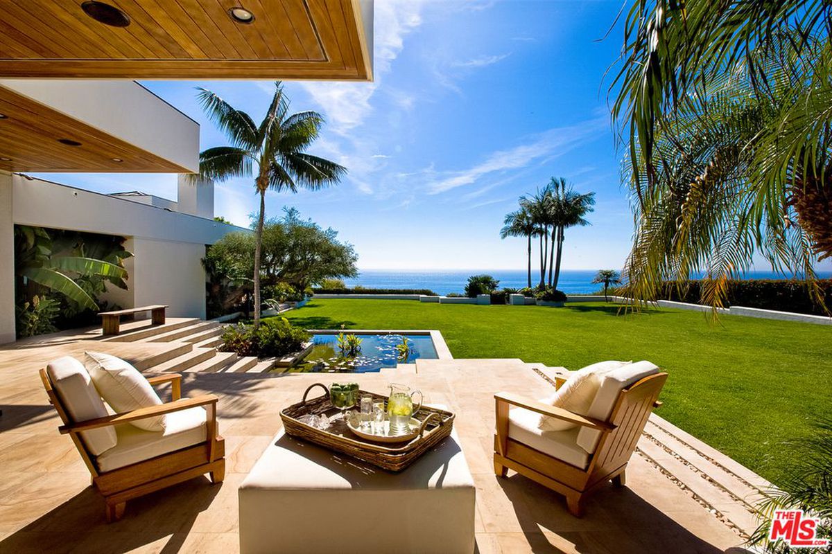 View from backyard of Malibu house that Simo Cowell reportedly purchased.