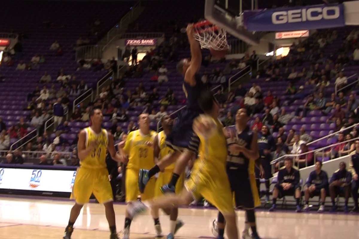 Dominique Lee dunks for Northern Colorado