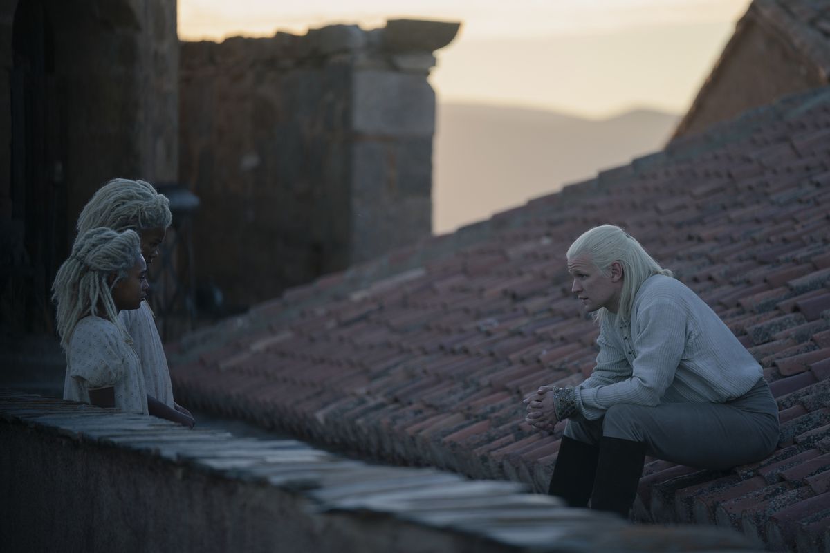 Matt Smith as Daemon Targaryen talks to his children in House of the Dragon on top of a roof