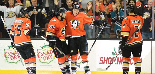 ANAHEIM, CA - DECEMBER 06:  Chris Stewart #29 of the Anaheim Ducks celebrates his goal with Nate Thompson #44, Mike Santorelli #25 and Kevin Bieksa #2 to take a 2-1 lead over the Pittsburgh Penguins during the second periodat Honda Center on December 6, 2015 in Anaheim, California.  (Photo by Harry How/Getty Images)