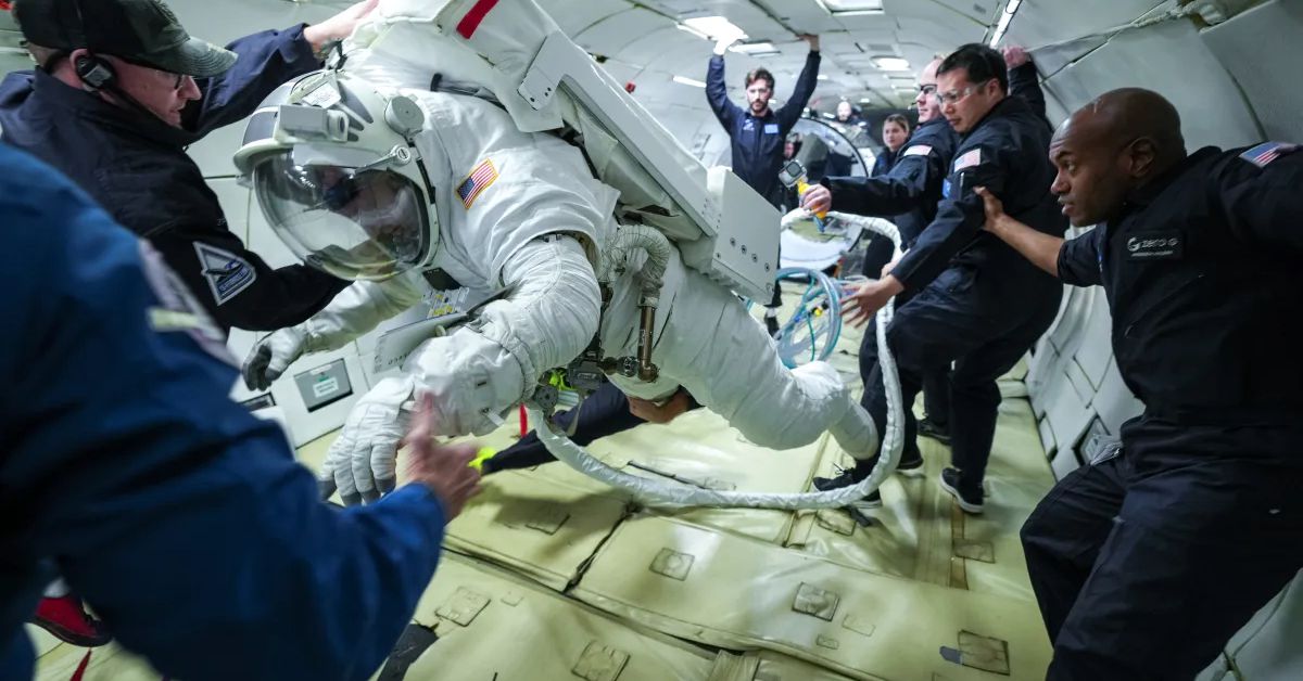 Um dos novos trajes espaciais da NASA passa no teste de microgravidade
