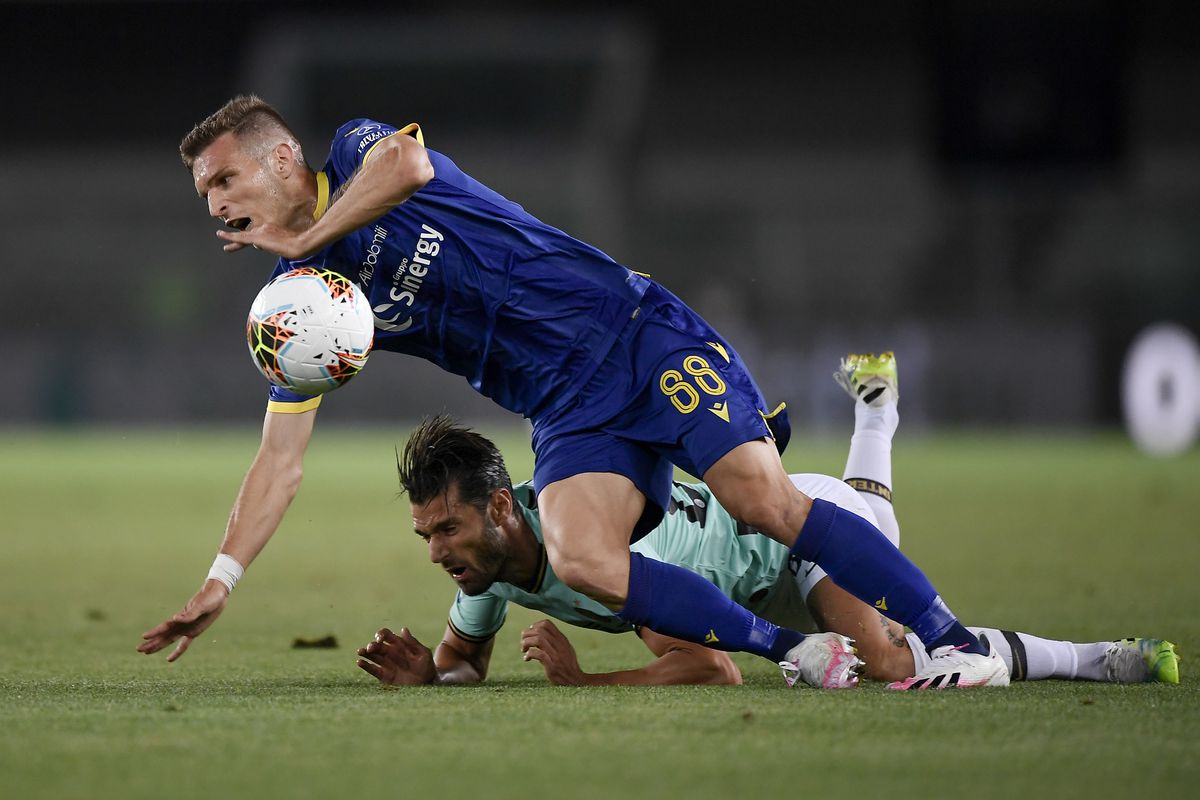 Darko Lazovic (L) of Hellas Verona clashes with Antonio...