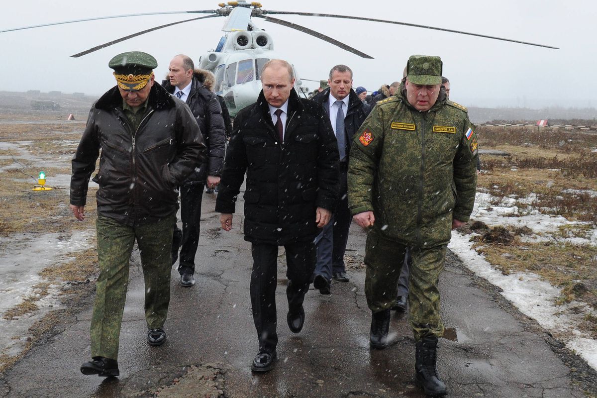 Russian President Vladimir Putin and Defence Minister Sergei Shoigu visit military exercises in Kirillovsky.