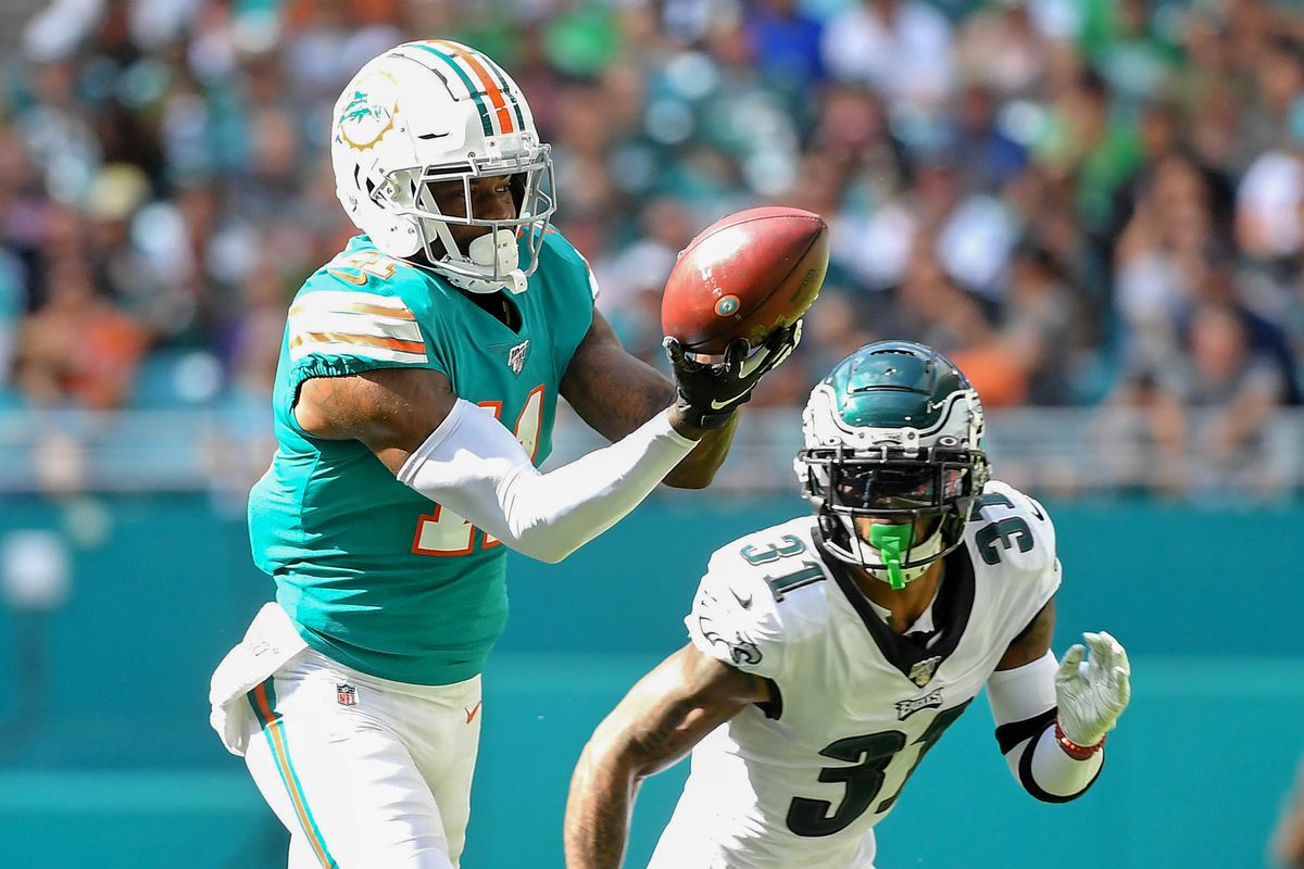 Miami Dolphins wide receiver DeVante Parker makes a catch in front of Philadelphia Eagles cornerback Jalen Mills during the first half at Hard Rock Stadium.&nbsp;