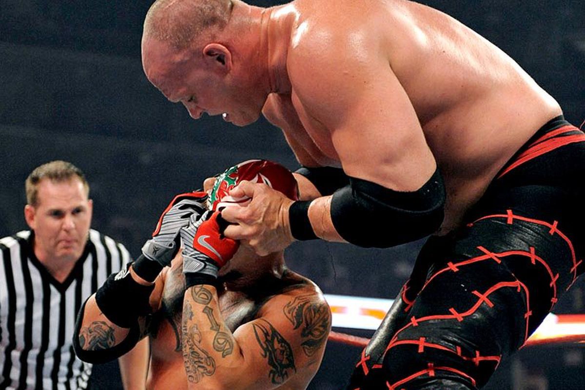 Your SummerSlam Smackdown main event - Kane vs. Rey Mysterio.