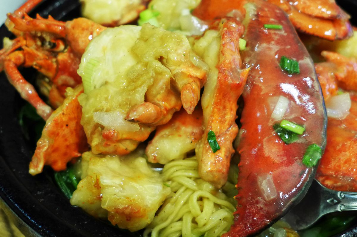 Lobster e-fu noodles