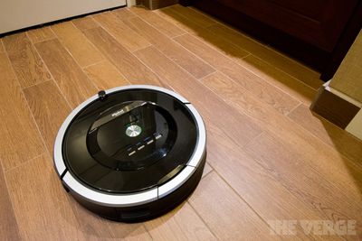 Roomba 880 vacuum cleaning robot hands-on pictures