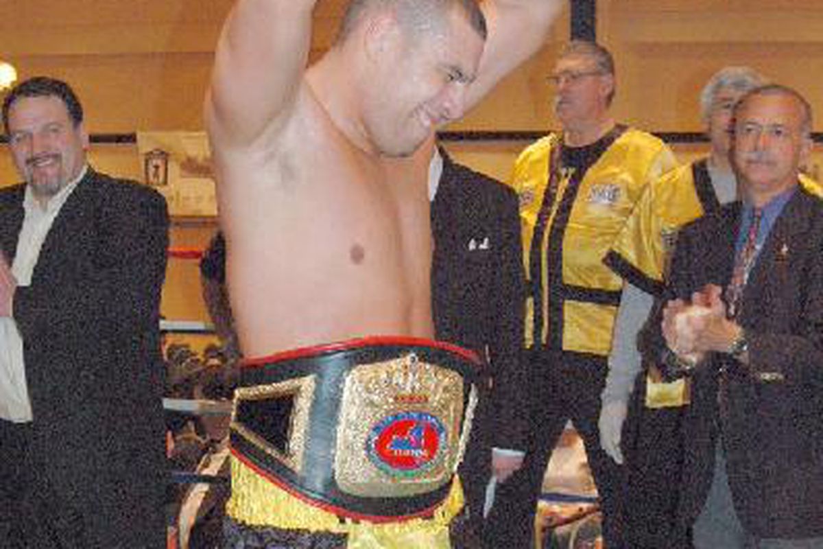 Derric Rossy is one of two leading contenders to face Cristobal Arreola on December 5. (Photo via <a href="http://www.finalforumboxing.com/photogallery/fights/2006_02_10/rossyvsgarybell/slides/photo019.jpg">www.finalforumboxing.com</a>)