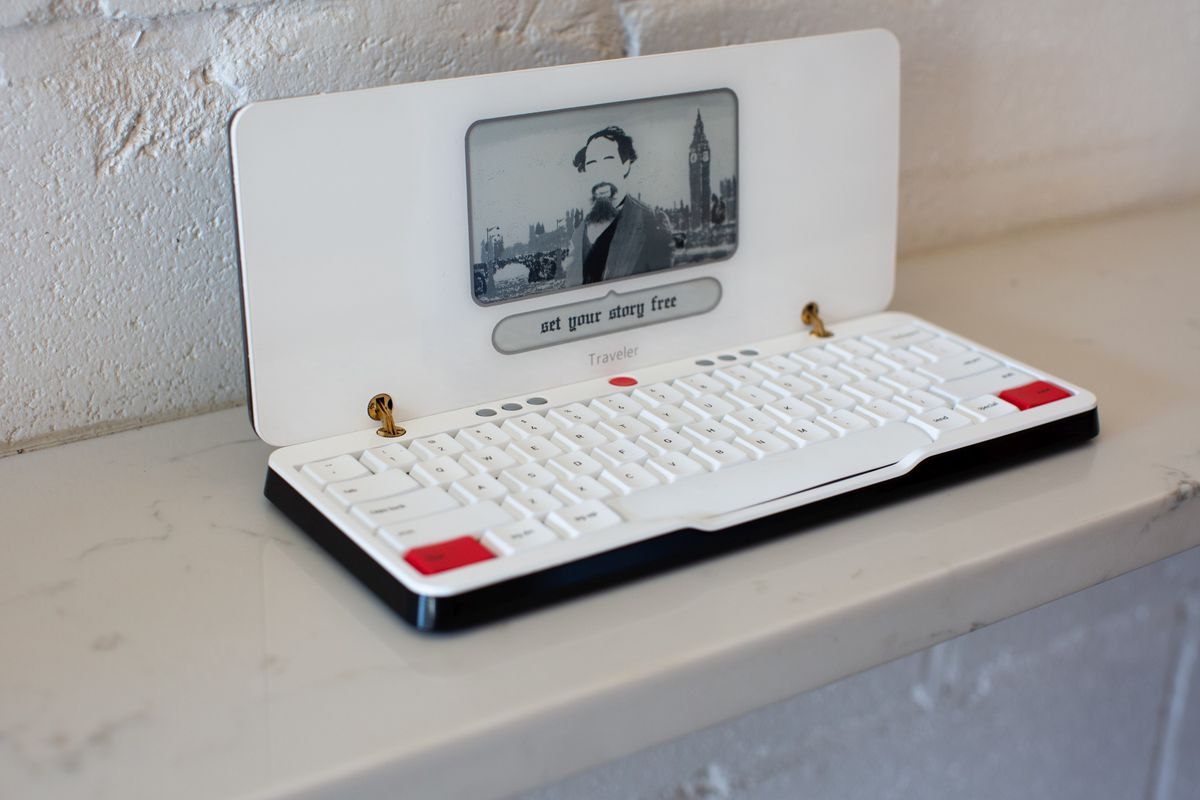 Je cherche une machine à écrire moderne Astrohaus_Traveler_008.0