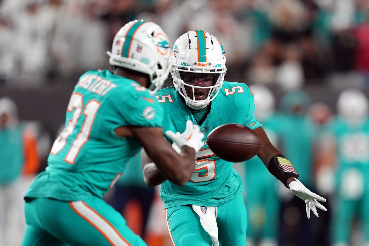 Quarterback Teddy Bridgewater #5 of the Miami Dolphins pitches to running back Raheem Mostert #31 during the 2nd half of the game against the Cincinnati Bengals at Paycor Stadium on September 29, 2022 in Cincinnati, Ohio.