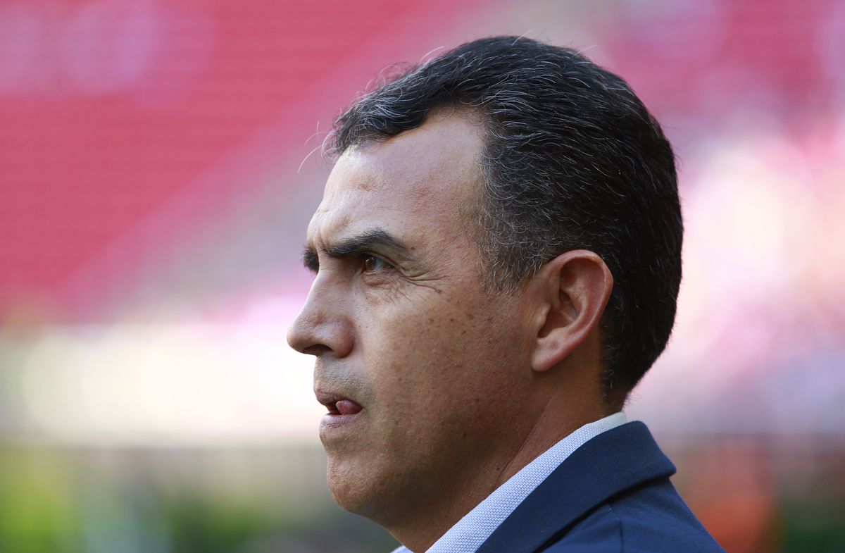 Ricardo Cadena, head coach of Chivas looks on during the 2nd round match between Chivas and Atletico San Luis as part of the Torneo Apertura 2022 Liga MX at Akron Stadium on July 9, 2022 in Zapopan, Mexico.
