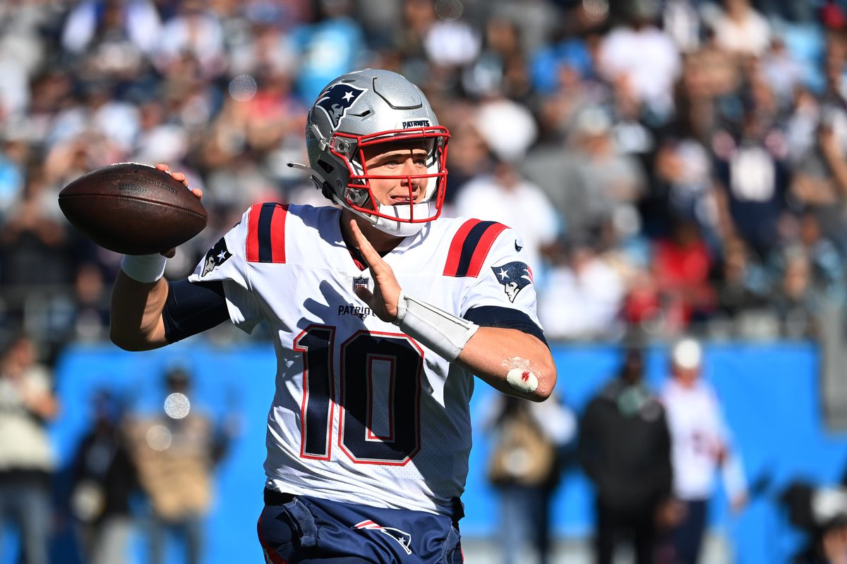 New England Patriots quarterback Mac Jones (10) looks to pass in the first quarter at Bank of America Stadium.