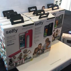 The lounge was heavy on tech gifts—super hi-fidelity audio accessories, bluetooth phone cases with selfie remotes (!), stylish on-the-go tech chargers and more.