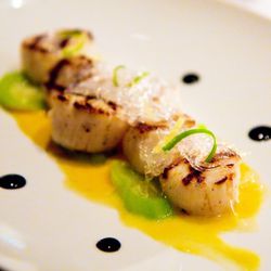 Scallops at Annisa by <a href="http://www.flickr.com/photos/37601286@N06/5249439823/in/pool-29939462@N00/">gsz</a>