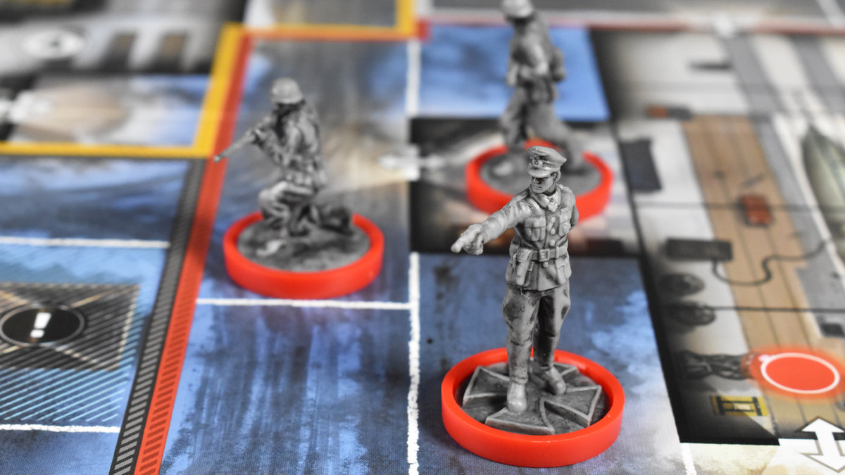 closeup potongan game dan papan untuk Sniper Elite: The Board Game
